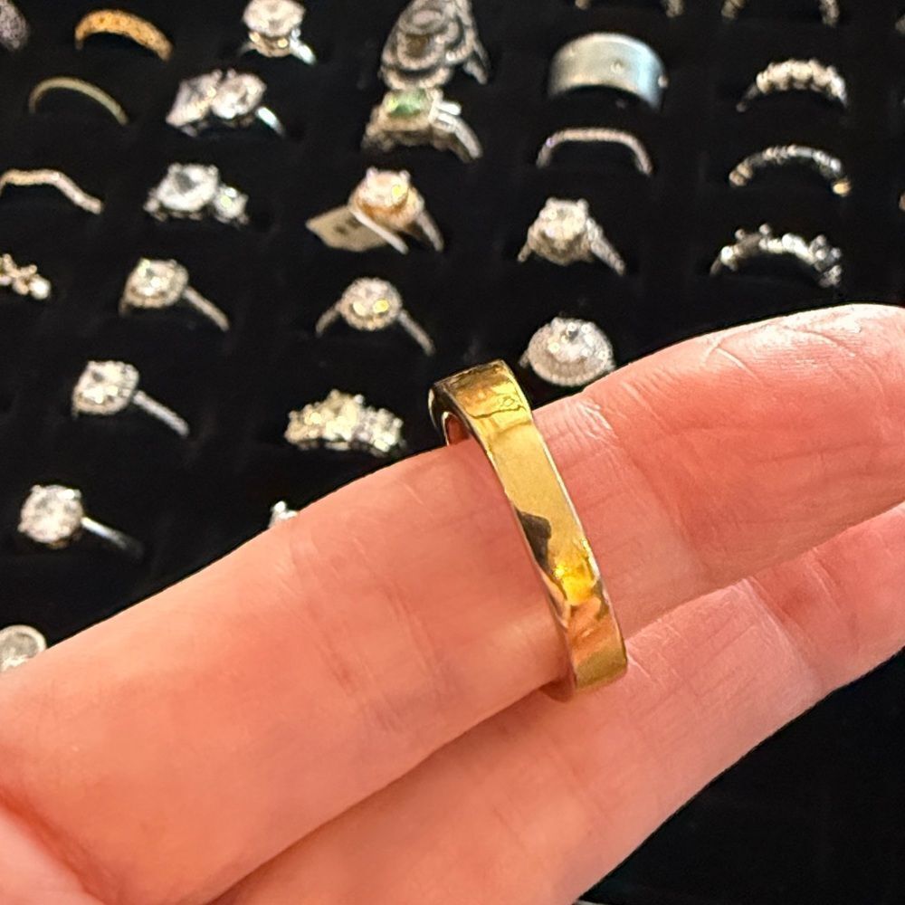 SIZE 8 RING - Picture 8 of 9
